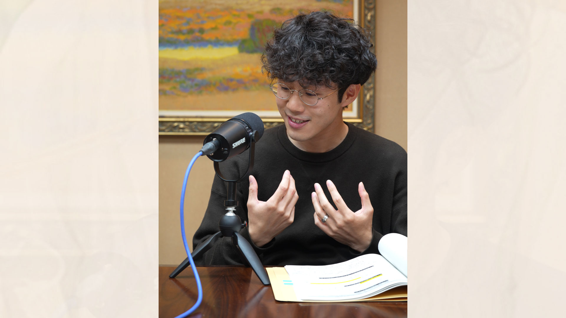 明石海峡大橋のプログラムを紹介する石本さ